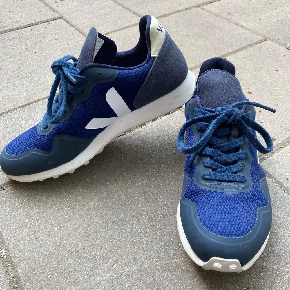 Veja navy and white Náutico